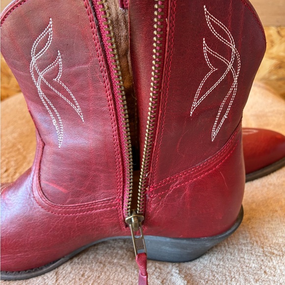 ARIAT DARLIN ROSY RED BOOTS - ROUND TOE 
SIZE 11 B - Picture 10 of 13